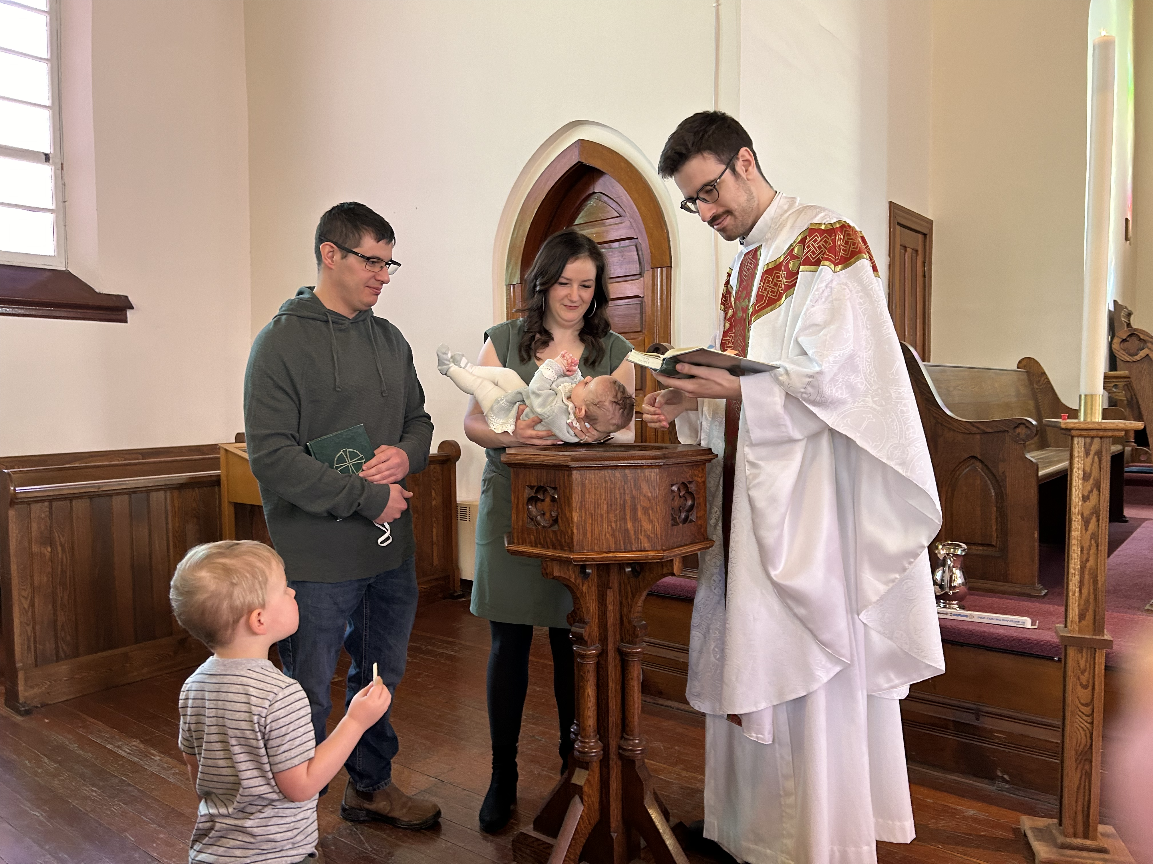 On March 17, at St. Mark's, Minnedosa, Lieutenant the Reverend Jacob Friesen baptized Macie Cor- rine Charlene, daughter of Jennifer & Jeffrey Che- valier & little sister to Austin (who is looking on). Photo Credit: Lynne Tolton